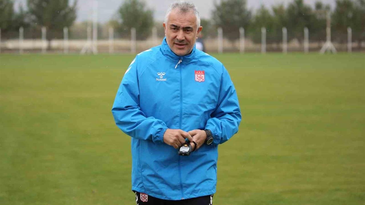 Sivasspor Teknik Direktörü Mehmet Altıparmak, Manisa FK maçı için "final niteliğinde" ifadesini kullandı.
