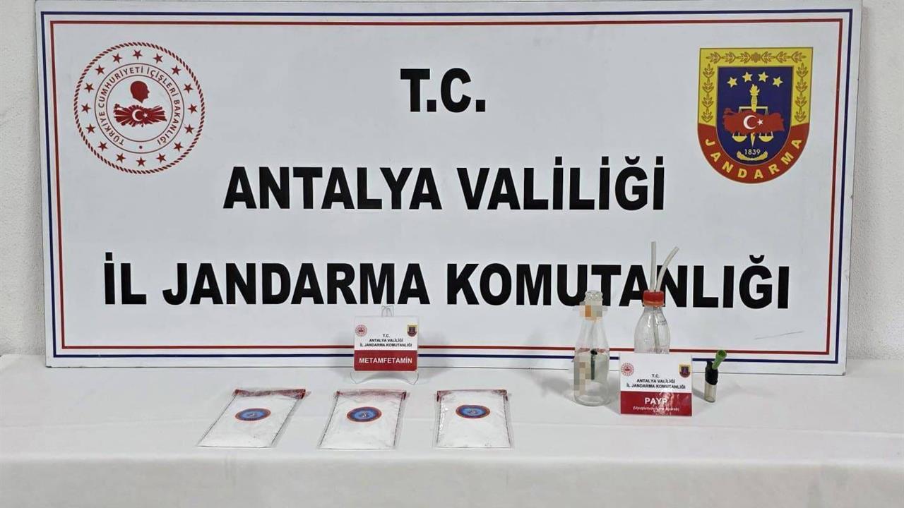 Antalya Döşemealtı'nda Jandarma, 1 Kilo 210 Gram Uyuşturucu Ele Geçirdi