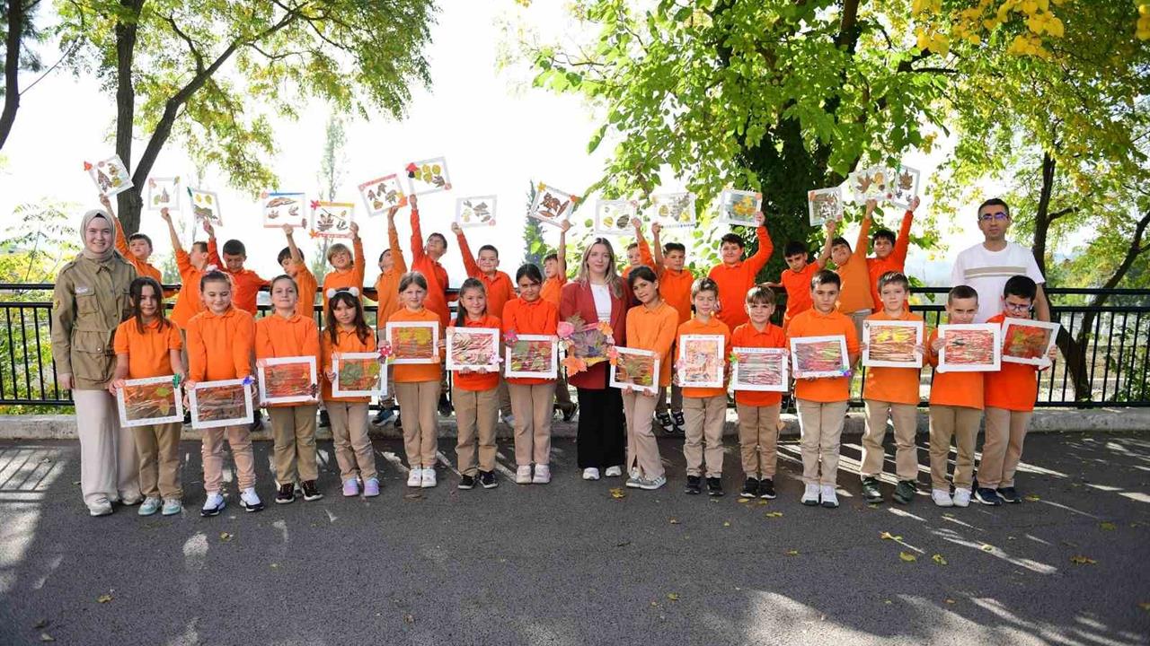 Bursa Osmangazi'de Öğrenciler, Dökülen Yapraklarla Sanat Eserleri Yaratıyor