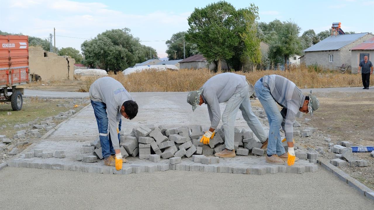 Ağrı Merkez'de Köy Yolları Kilit Parke Taşı ile Modernleşiyor