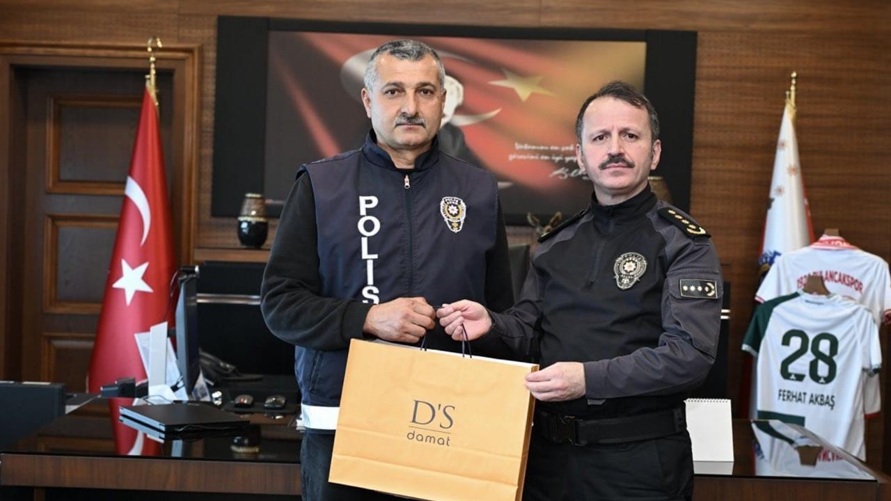 Giresun Atatürk Lisesi'nde Görevli Okul Polisi, Örnek Davranışlarıyla Ödüllendirildi