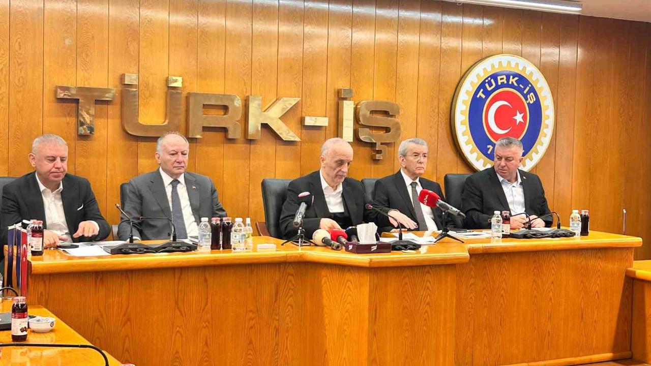 Ankara'da TÜRK-İŞ Genel Başkanı Atalay, Asgari Ücret Tespit Komisyonu'na katılmayacaklarını duyurdu.