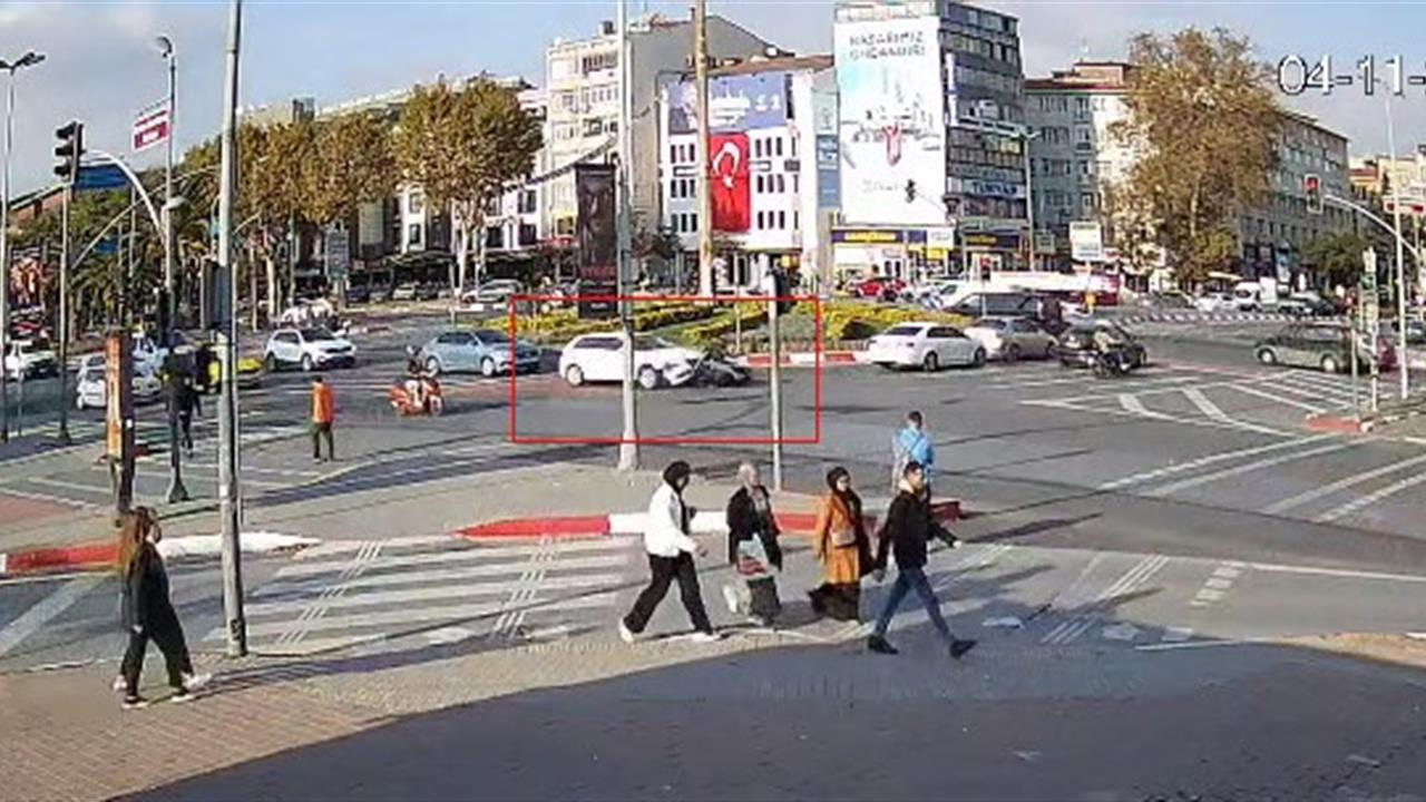 İstanbul Fatih'te Motosiklet ve Otomobil Çarpıştı: 1 Yaralı