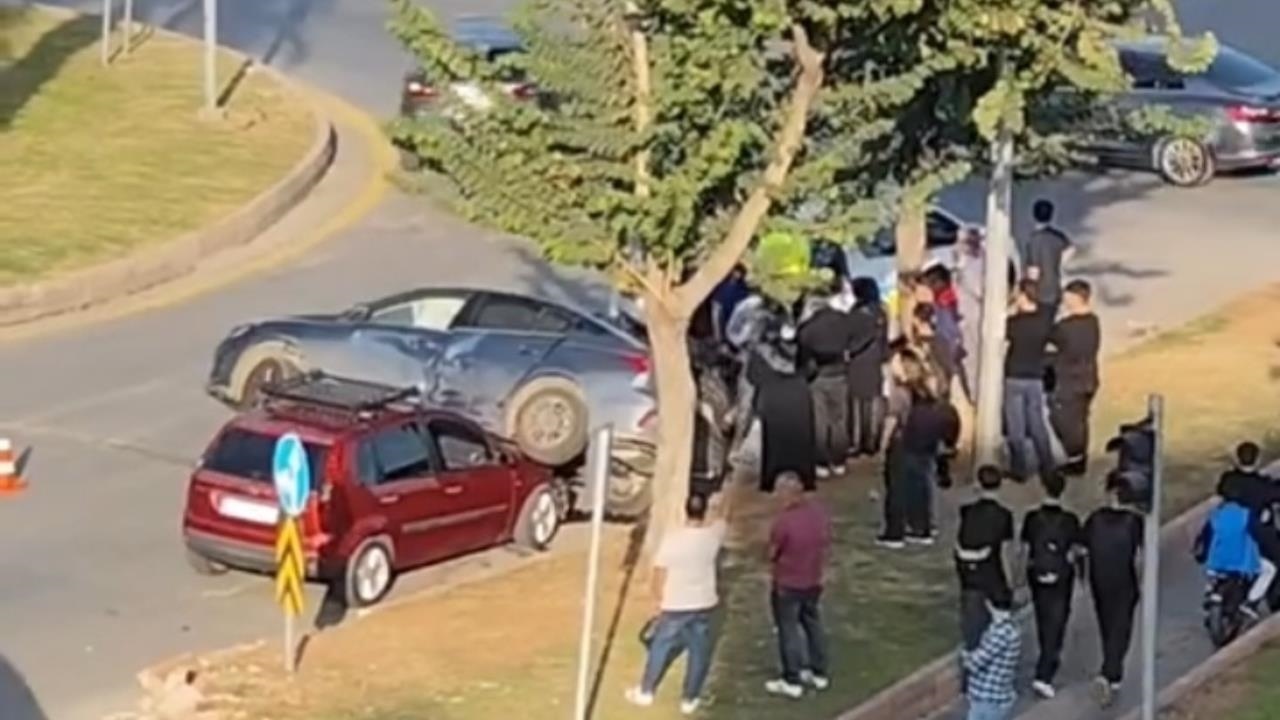 Mersin Toroslar'da Dönel Kavşakta Gece Meydana Gelen Kazada Sürücülere Dikkat Uyarısı Yapıldı