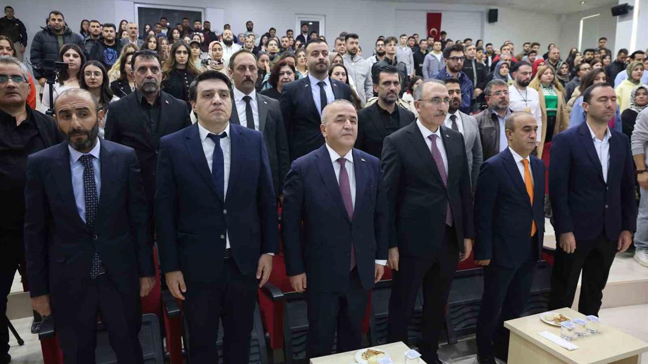 Elazığ'da Vali Hatipoğlu, Türkiye'nin Teknolojik Gelişimini Değerlendirdi