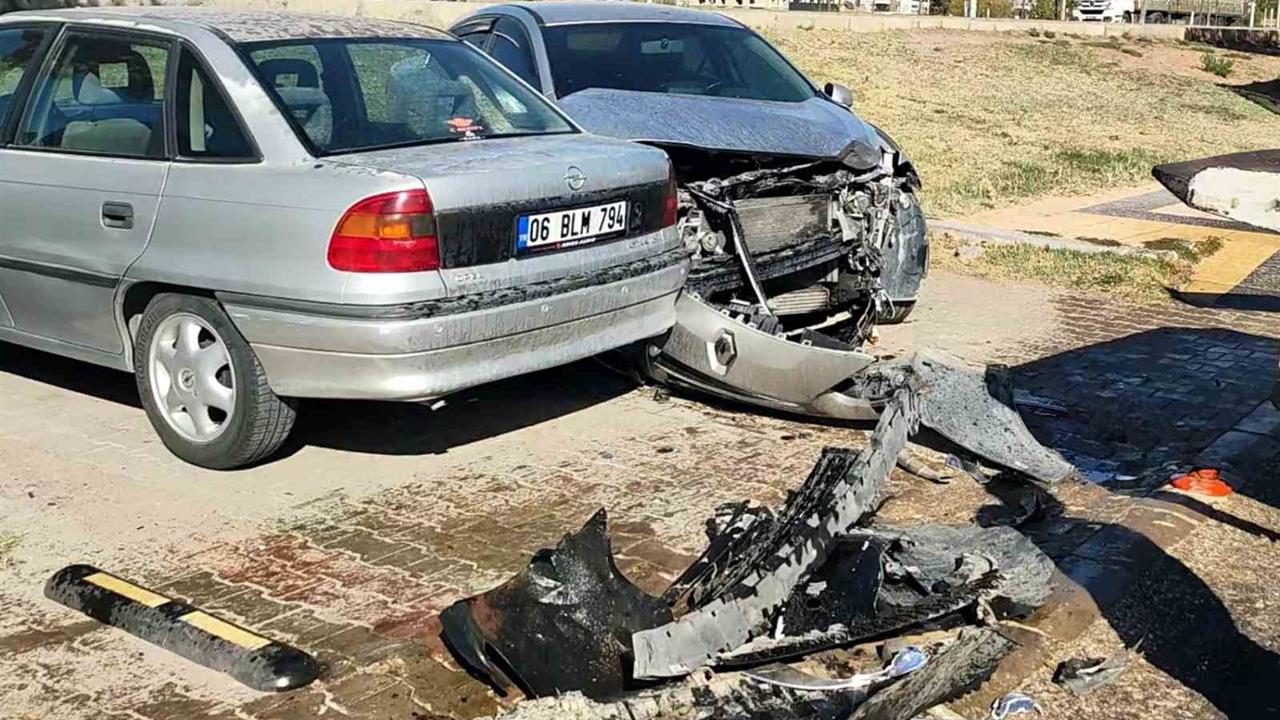 Aksaray'da Yaya Geçidinde Ani Manevra Yapan Araç, Park Halindeki Araçlara Çarptı: 2 Yaralı