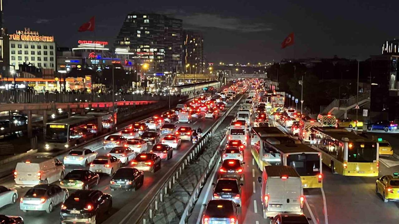 İstanbul'da Akşam Saatlerinde Trafik Yoğunluğu Yüzde 78 Seviyesine Ulaştı