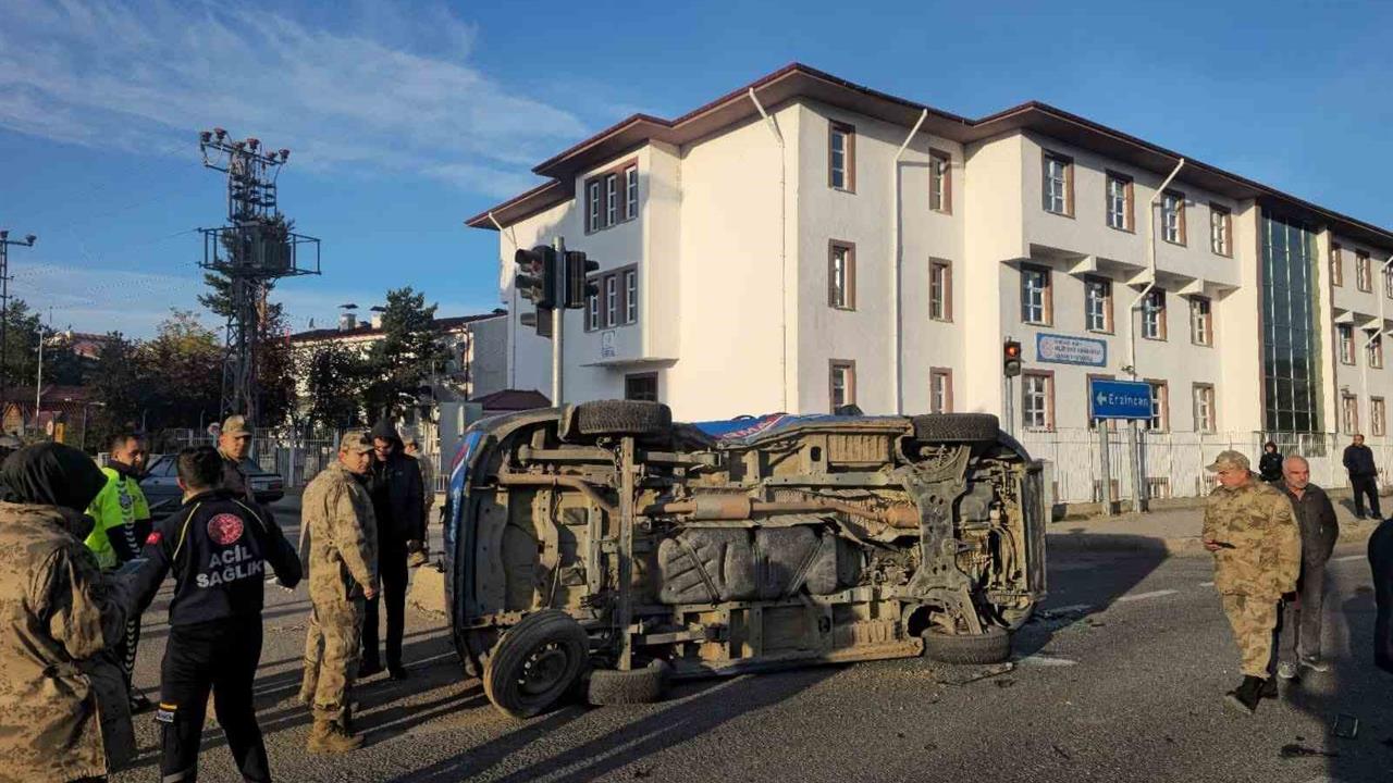 Gümüşhane Kelkit'te Makam Aracı ile Jandarma Minibüsü Çarpıştı: 2 Asker Yaralı
