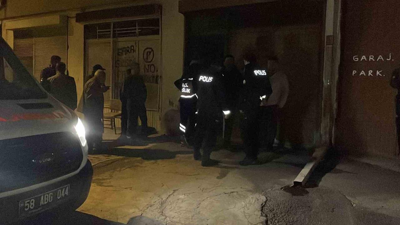 Sivas Merkez'de Eşini Garajda Otomobilin İçinde Buldu