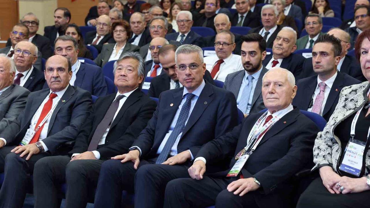 Ankara'da Bakan Memişoğlu, 5 bin nakil ve 149 nakil merkeziyle Türkiye'nin organ nakli sistemini anlattı.