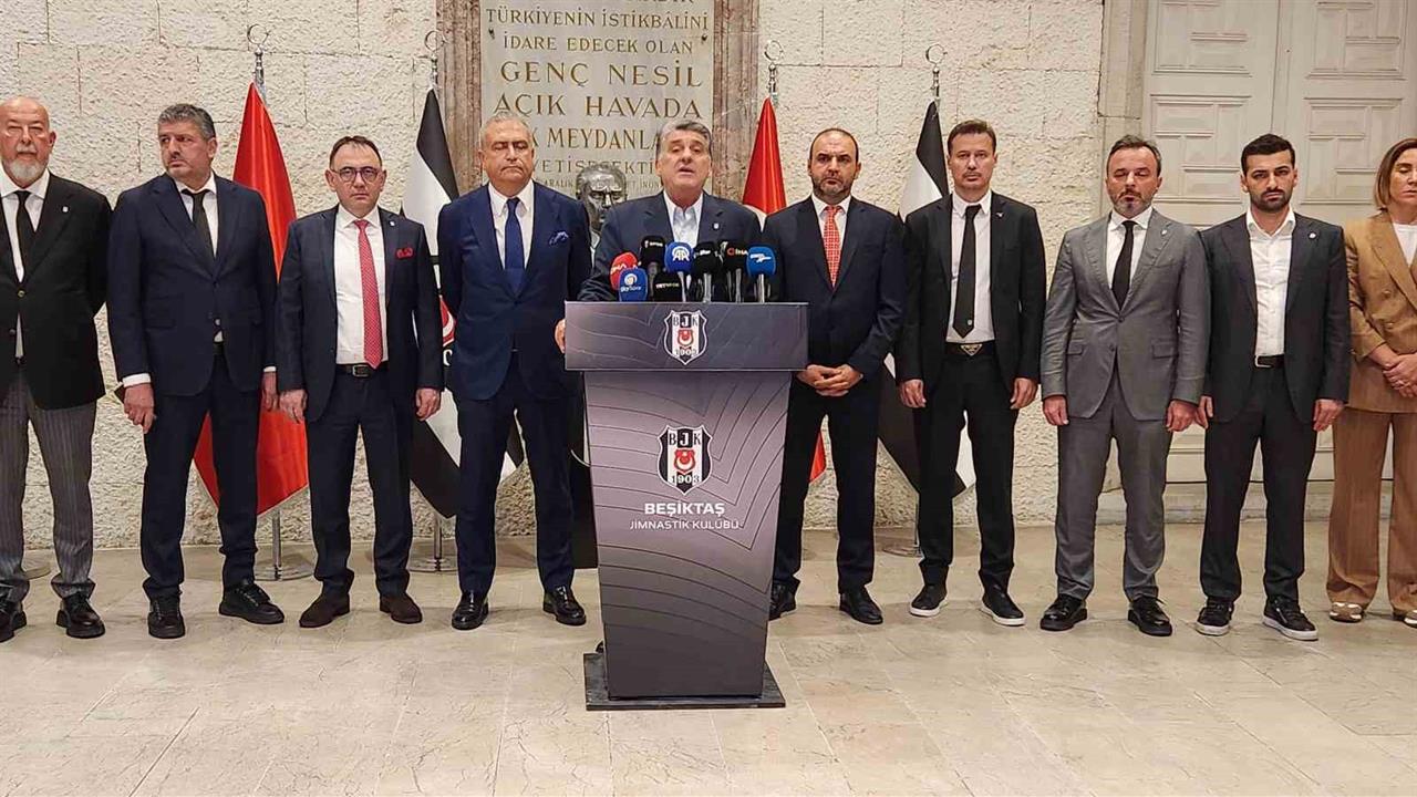 İstanbul Beşiktaş'ta Başkan Serdal Adalı, kulübü hedef alan iddialara yanıt verdi. Adalı, Beşiktaş için emek harcadığını ve bu süreçte zorluklara rağmen başarılı işler yaptıklarını belirtti.