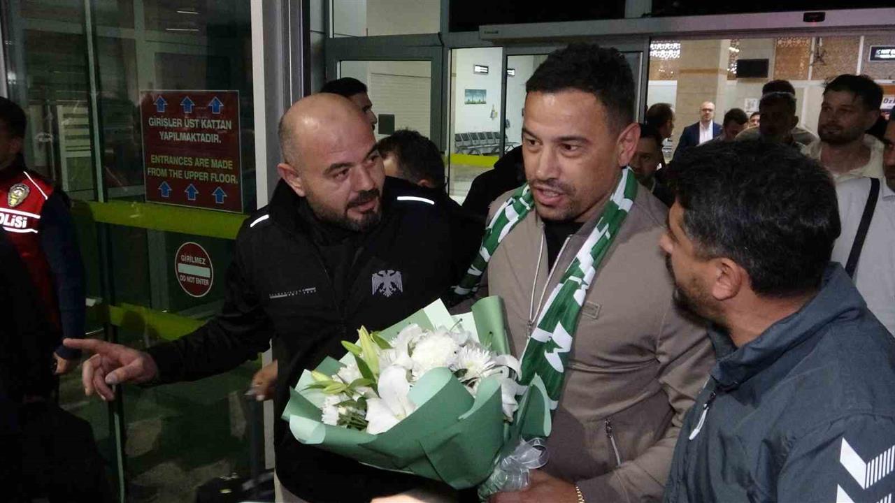 Konyaspor'un Yeni Teknik Direktörü Çağdaş Atan Konya'ya Varış Yaptı