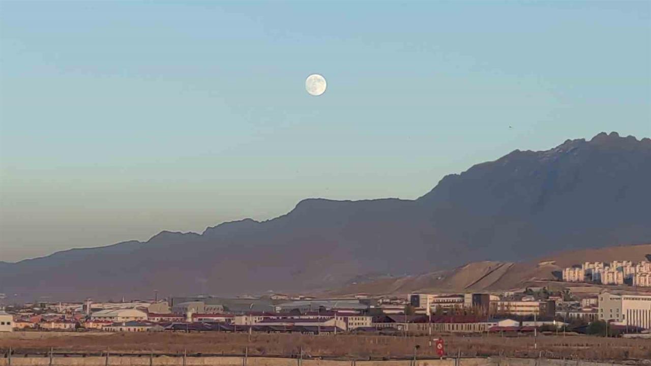 Van İli'nde Güneşin Batışıyla Ayın Yükselişi Görüldü