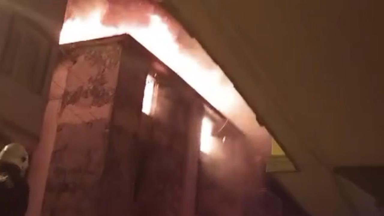 Gaziantep Şahinbey'de Boş Bina Yangını İtfaiye Ekipleri Tarafından Söndürüldü