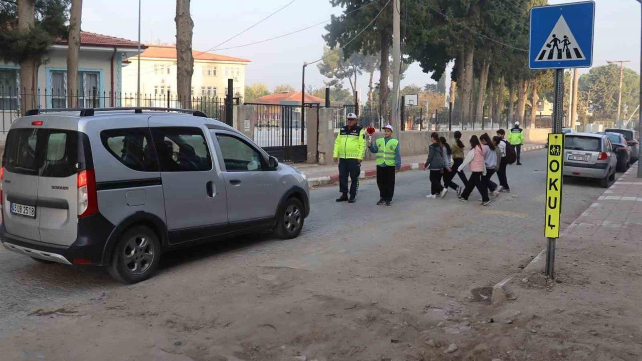 Manisa'da Jandarma, Yaya Geçidi Denetimiyle Öğrencileri Korudu
