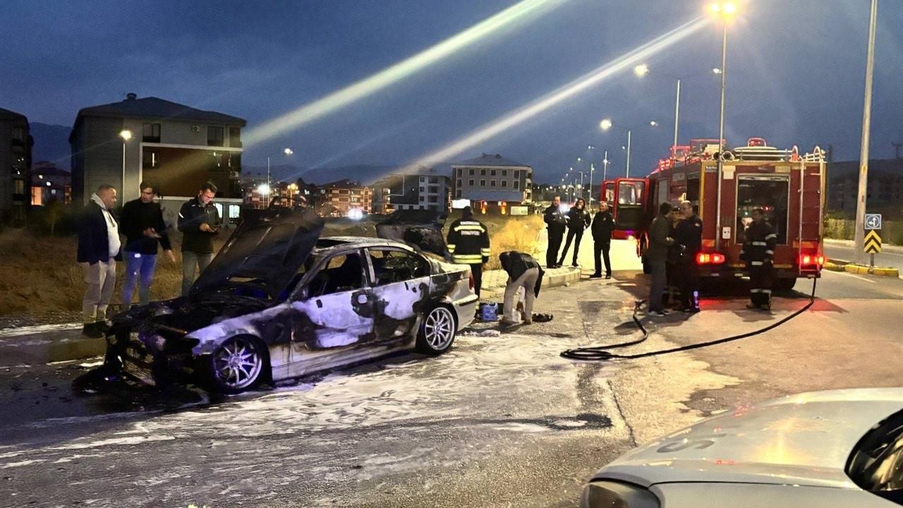 Erzincan Başbağlar Mahallesi'nde Seyir Halindeyken Otomobil Alev Aldı
