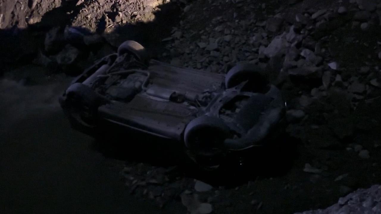 Hakkari'de Kontrolden Çıkan Otomobil Dereye Uçtu, 2 Kişi Yaralı