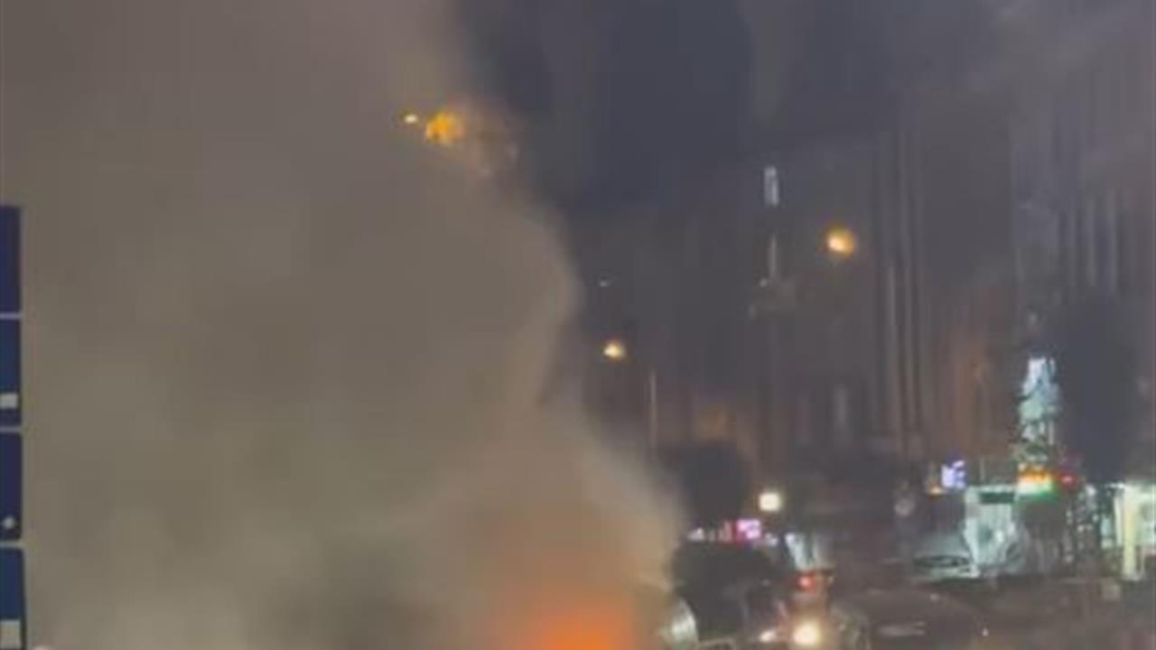 İstanbul Arnavutköy'de Seyir Halindeki Servis Aracının Motor Kısmında Yangın Çıktı