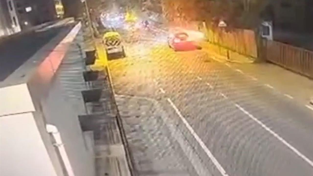 İstanbul Bakırköy'de Motosikletli Sürücü, İş Makinesine Çarptı