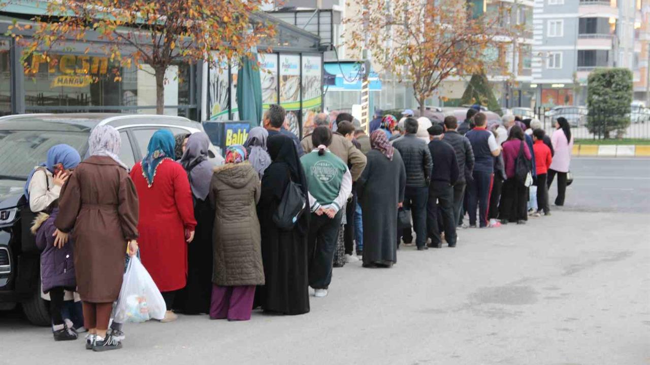 Çorum'da Hamsinin Kilogramı 40 Lira, Kuyruklar Uzadı