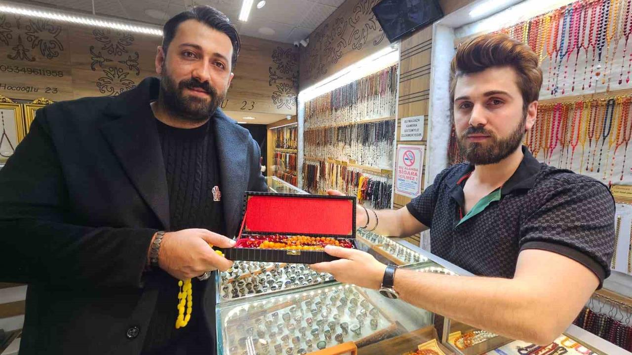 Elazığ'da Kuyumcu Muhammed Özdemir, 1 Milyon 600 Bin Liralık Osmanlı Kehribarı Tespih Aldı