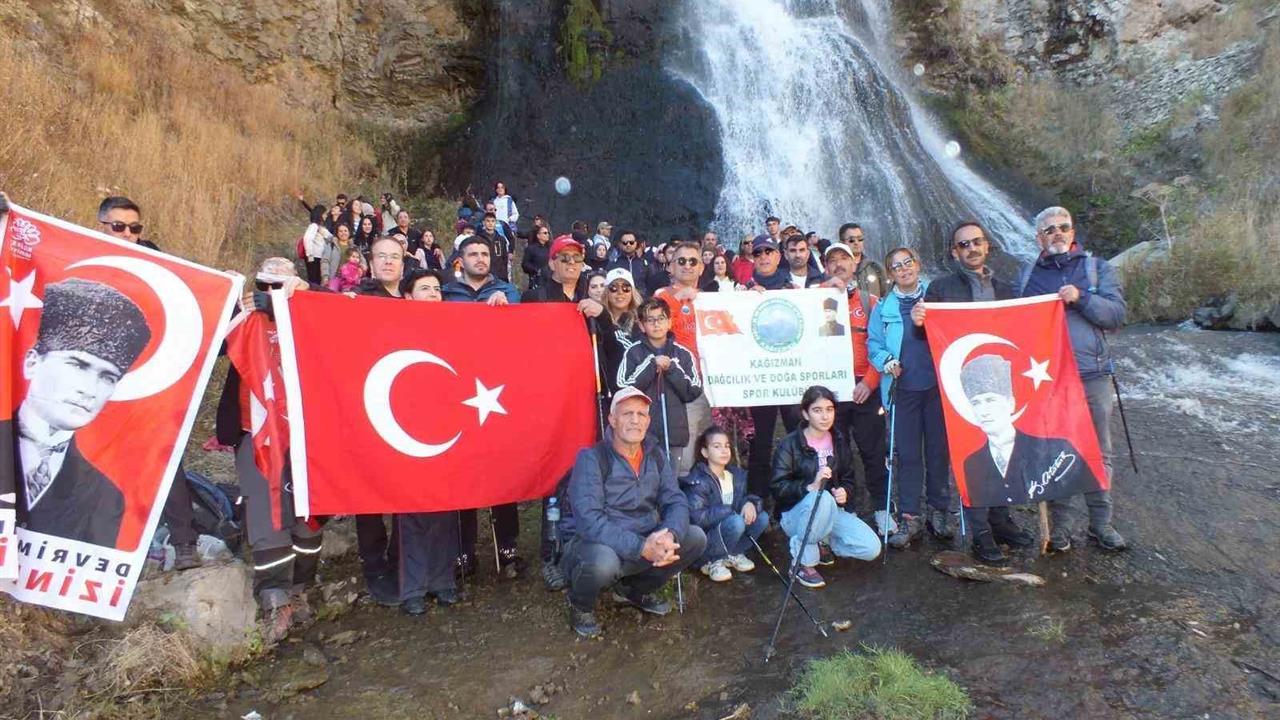 Kars Susuz'da 100 Dağcı, Doğa Yürüyüşü Etkinliğine Katıldı