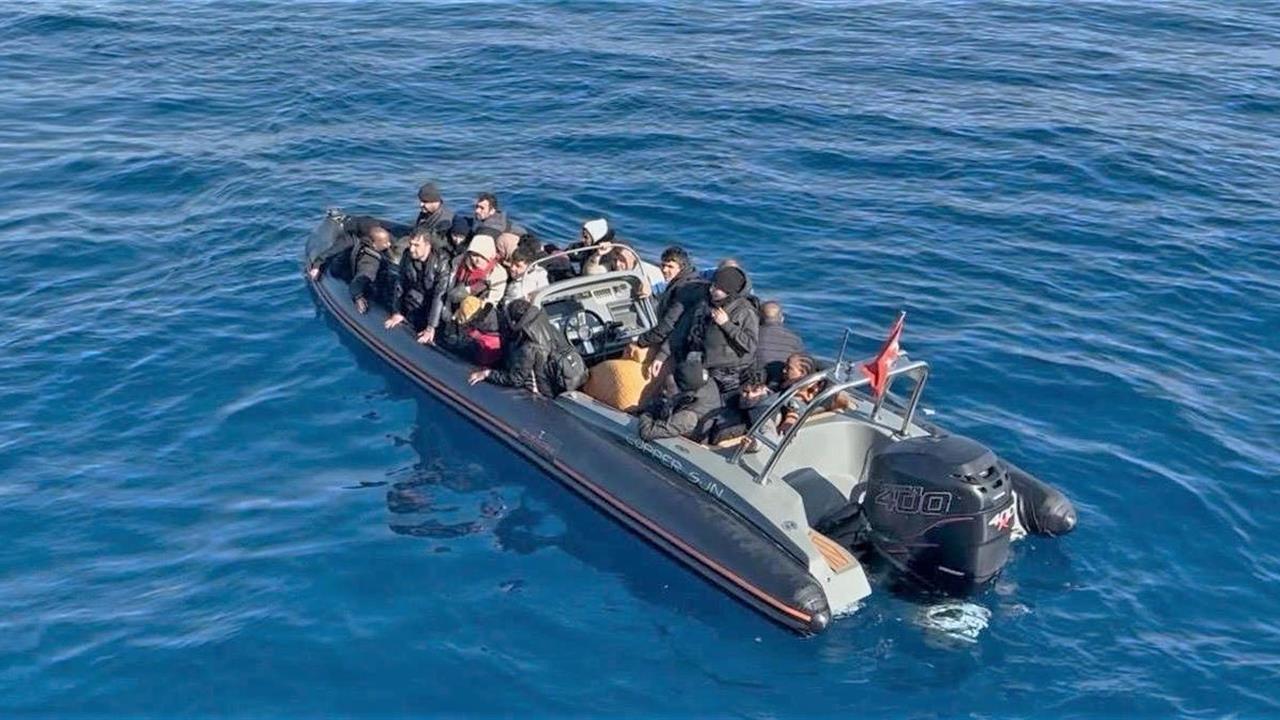 İzmir Urla açıklarında 28 Düzensiz Göçmen ve 2 Kaçakçı Yakalandı