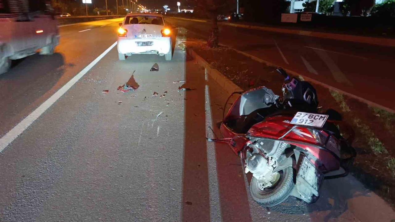 Antalya'da Duran Araca Çarpan Motosiklet Sürücüsü Yaralandı