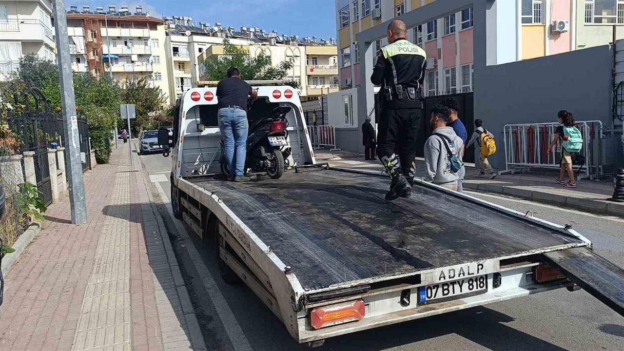 Antalya Manavgat'ta Okul Önünde Motosiklet Kullanan Çocuk Sürücüye Cezalar Kesildi