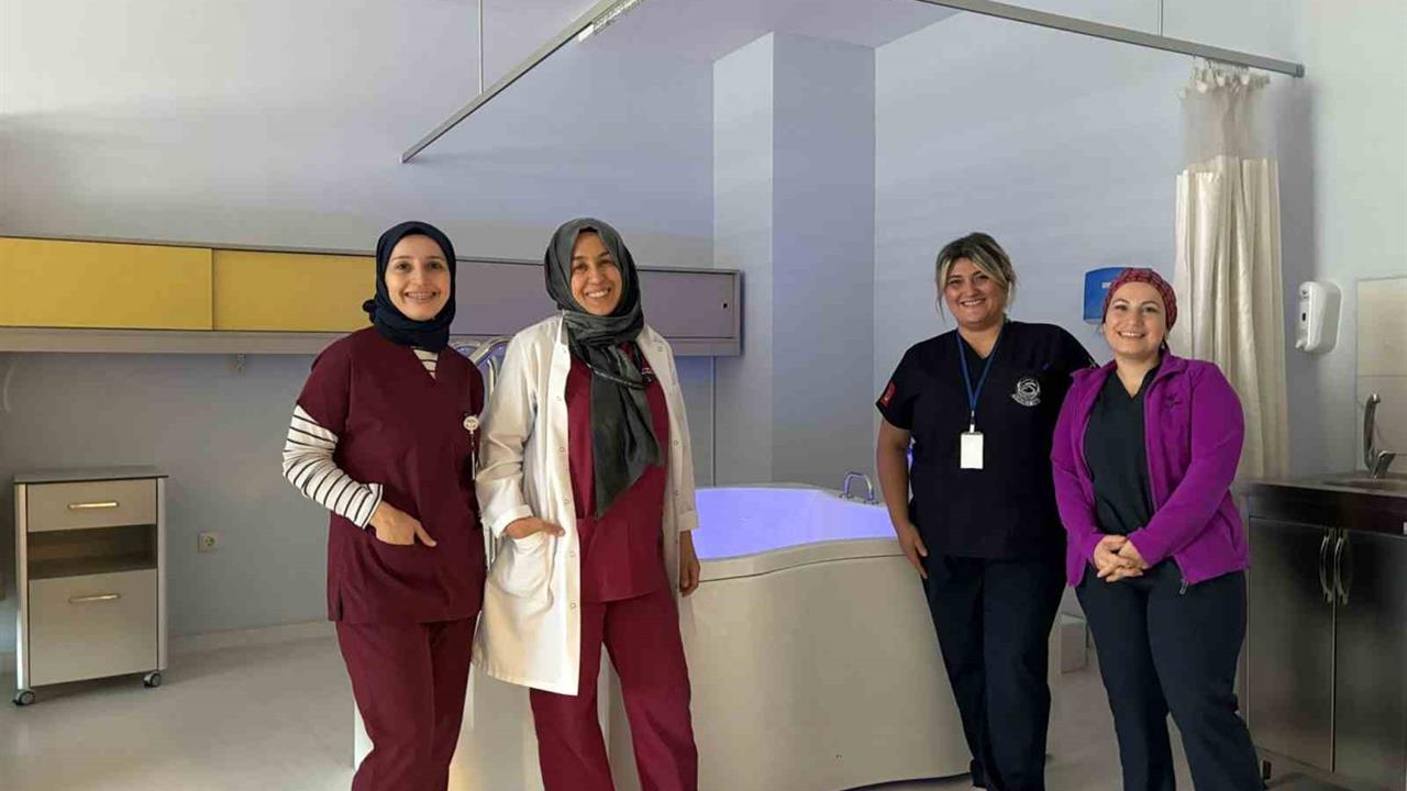 Sakarya Eğitim ve Araştırma Hastanesi'nde Suda Doğum Uygulaması Tekrar Başlatıldı
