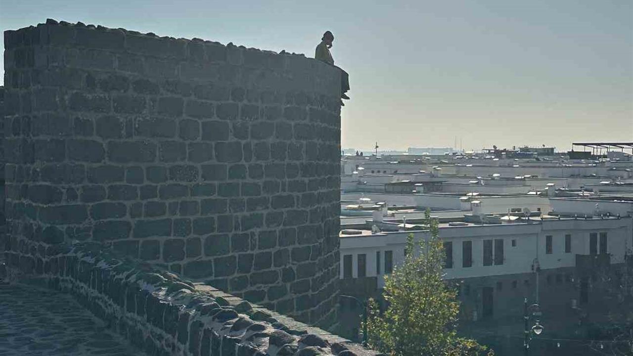 Diyarbakır Sur'da İntihar Girişiminde Bulunan Kadın Zabıta Tarafından İkna Edildi