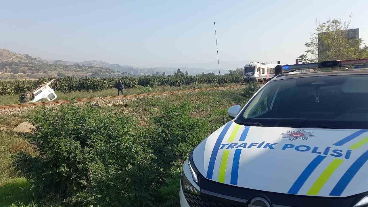 Aydın Efeler'de Tren Kamyonete Çarptı, 1 Kişi Yaralandı