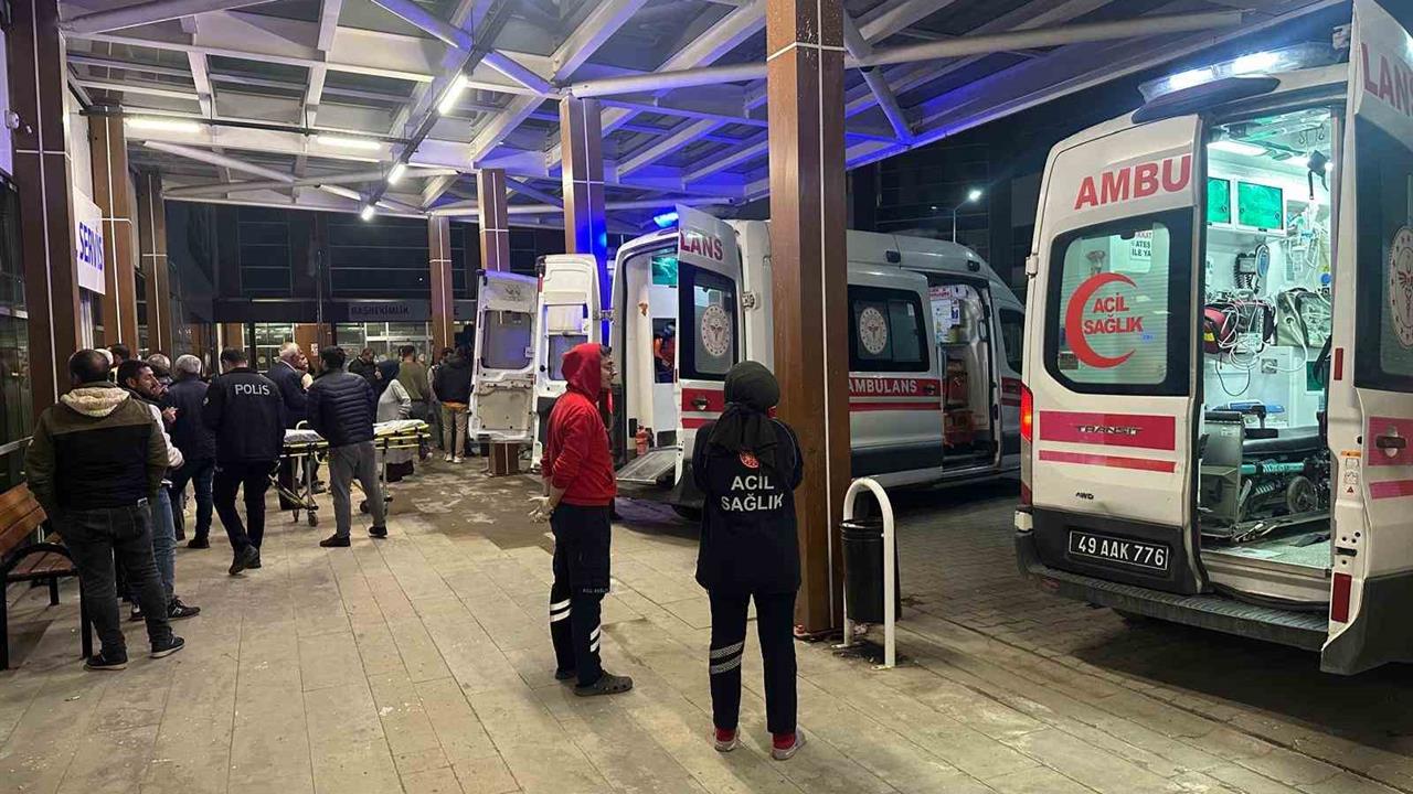 Muş Malazgirt'te Öğretmenleri Taşıyan Taksi Takla Attı: 7 Yaralı