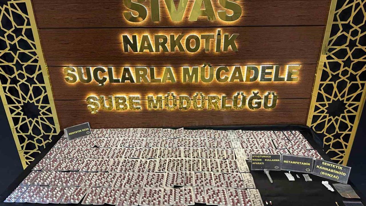Sivas Merkez'de Uyuşturucu Bulunduran 4 Kişi Yakalandı