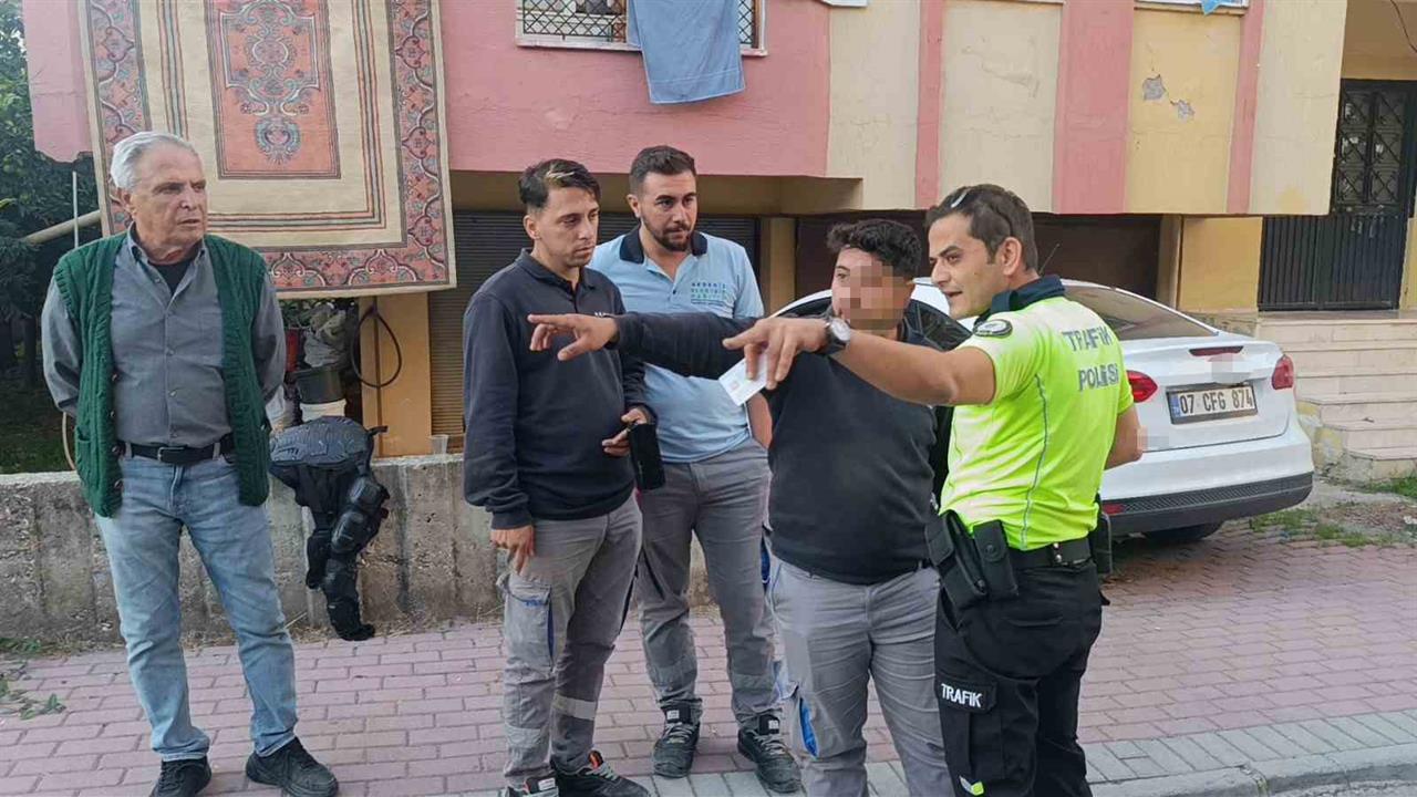 Antalya Manavgat'ta Motosiklet ve Otomobil Çarpışmasında Kadın Yaralandı