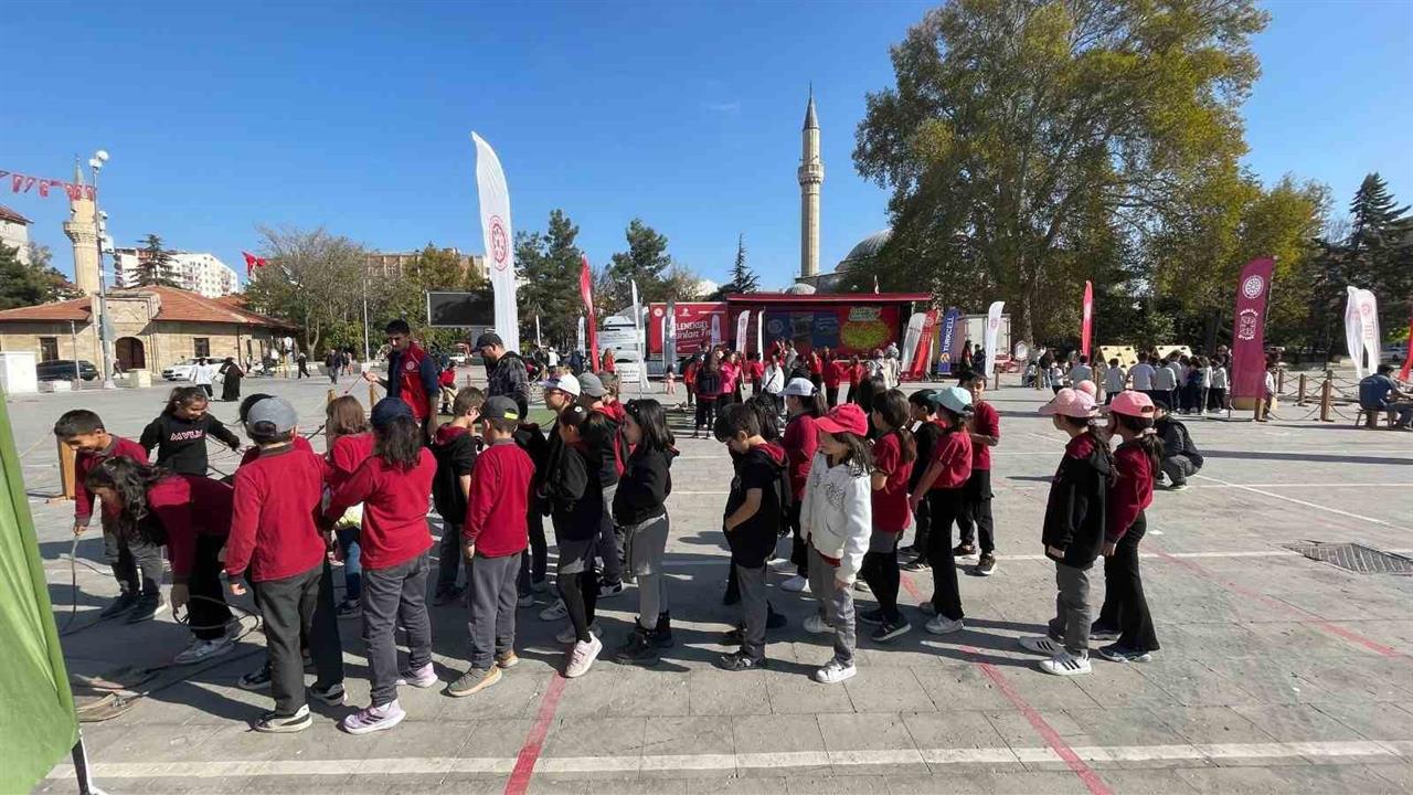 Geleneksel Oyunlar Tırı, Karaman'da Çocukları Geçmiş Oyunlarla Buluşturdu