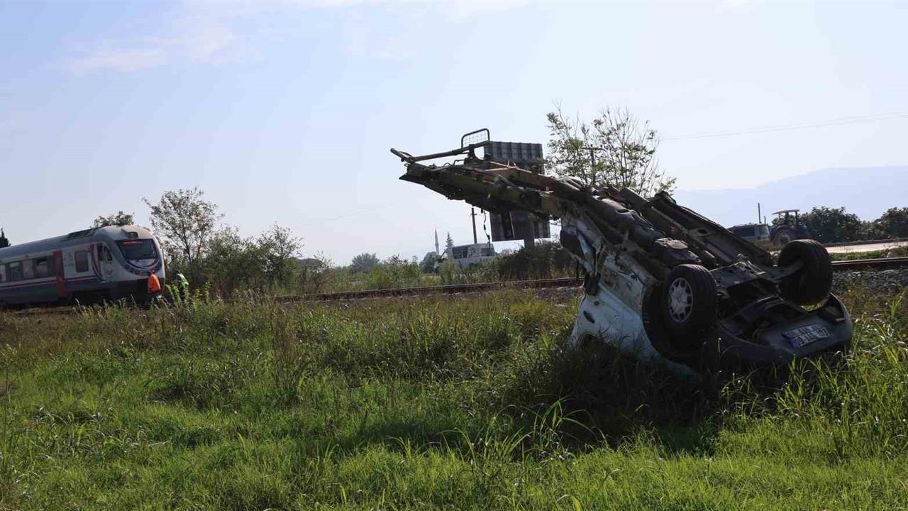 Aydın Efeler'de Tren Kamyoneti Paramparça Etti, Sürücü Yaralı