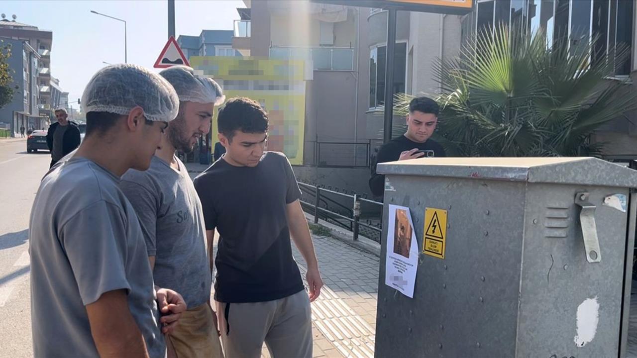 Bursa'da Kızlarınızı Bu Adamdan Uzak Tutun Afişleri Ortalığı Karıştırdı