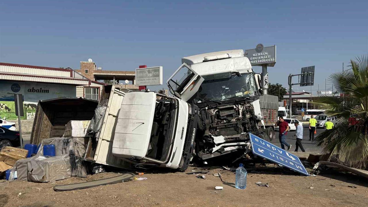 Mersin Akdeniz'de 3 Tırın Karıştığı Kazada 2 Kişi Yaralandı