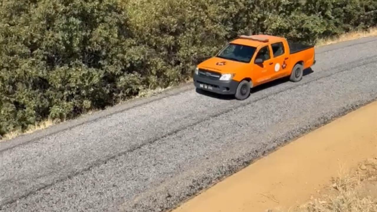 Hakkari Şemdinli Bağlar Köyü'nde Karayolları Ekipleri Asfaltlama Çalışması Yaptı