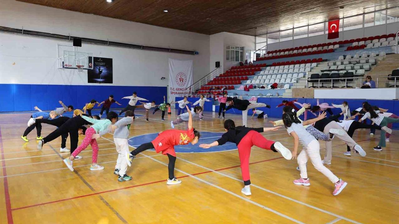 Bilecik Merkez'de Atatürk Spor Salonu'nda Spor Antrenmanları Yapıldı