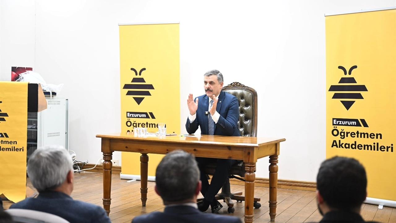 Erzurum'da Vali Mustafa Çiftçi, Öğretmen Akademileri Programı'nda tecrübelerini öğretmenlerle paylaştı.