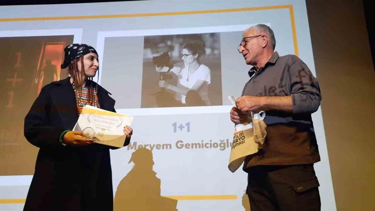 Van'da Meryem Gemicioğlu'na Kamera Arkası Etkinliğinde Ödül Verildi