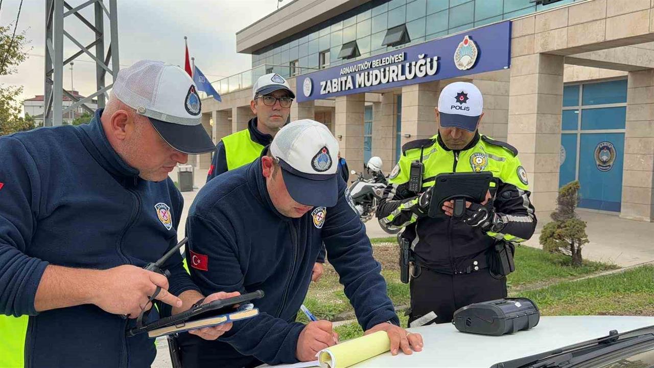 İstanbul Arnavutköy'de Kaldırıma Çıkan Sürücüye 2 Bin 309 TL Ceza Kesildi