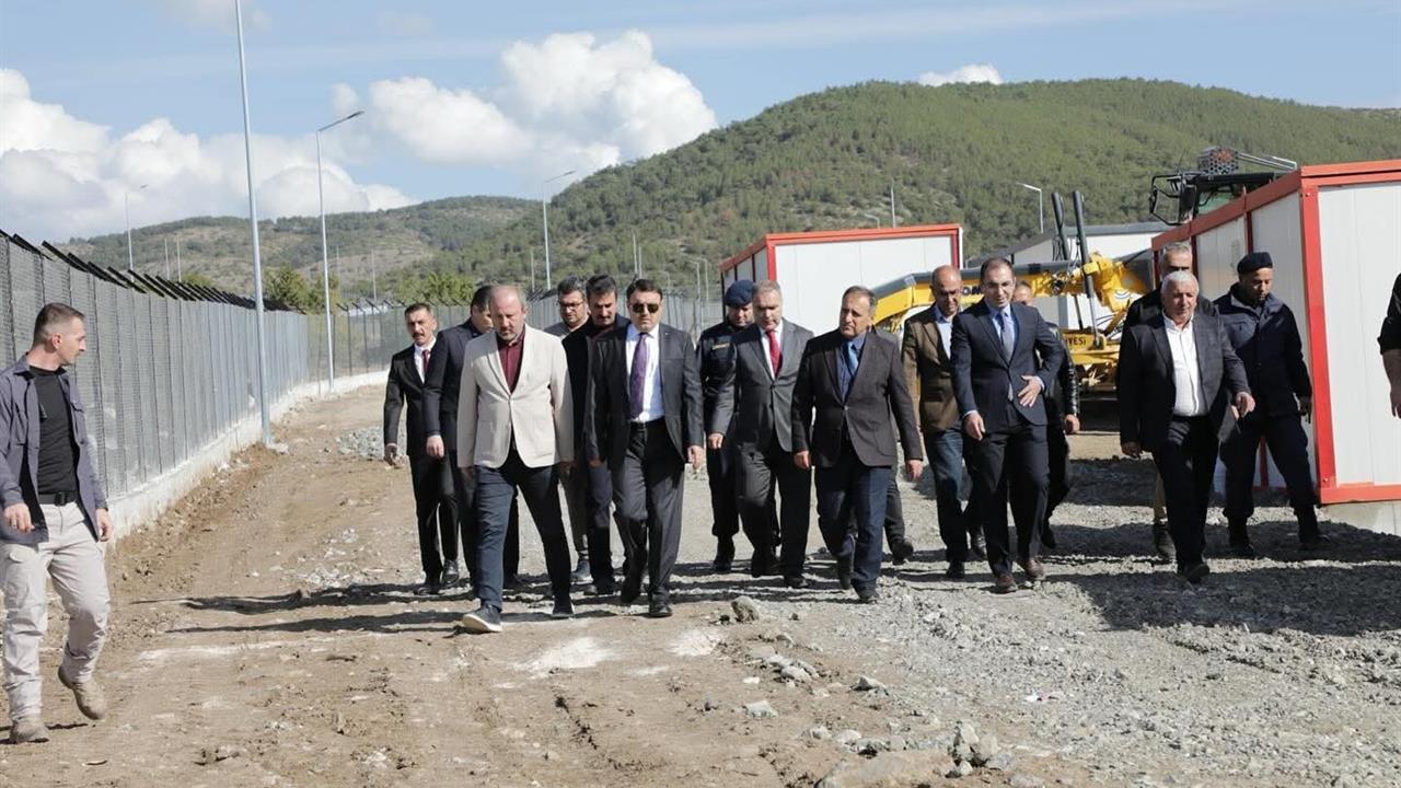 Kütahya'da Vali Işın ve Bakan Danışmanı Karaca, Hayvan Barınaklarını İnceledi