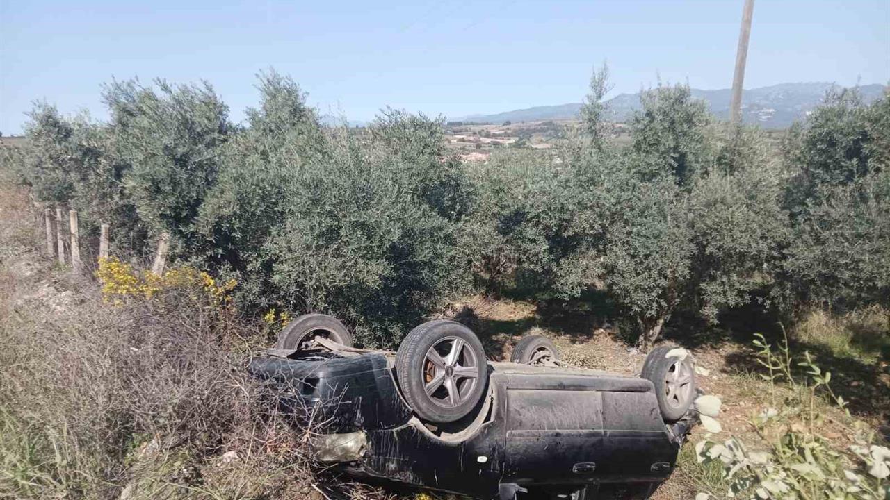 Osmaniye Düziçi'nde Şarampole Yuvarlanan Araçta Anne ve Çocuk Yaralandı