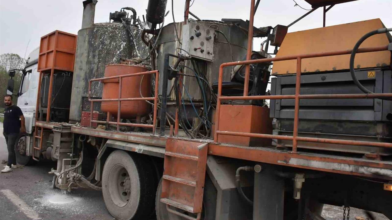 Sakarya Hendek'te Şerit Çizme Makinesinin Kazanı Patladı, 2 İşçi Yaralandı