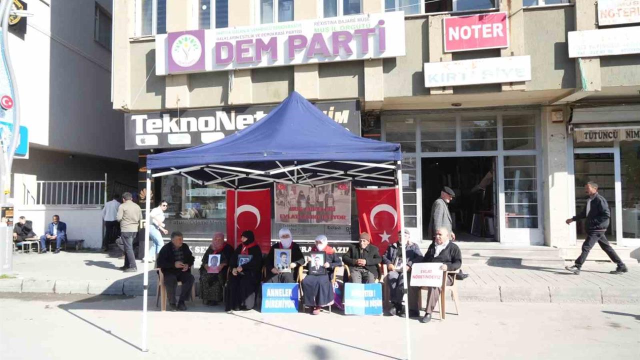 Muş'ta Anneler, Çocukları İçin Evlat Nöbeti Tutmaya Devam Ediyor