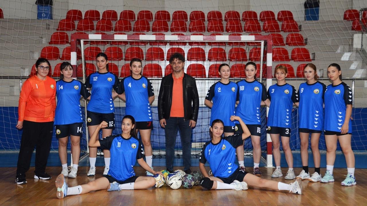 Kayseri'de Okullar Arası Hentbol Müsabakaları Talas Spor Salonu'nda Başladı