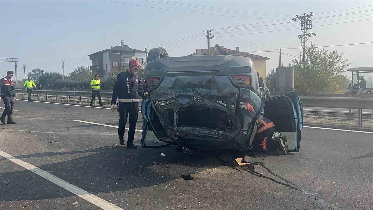 Sakarya Pamukova'da D-650 Karayolu'nda Takla Atan Araçta 2 Kişi Yaralandı